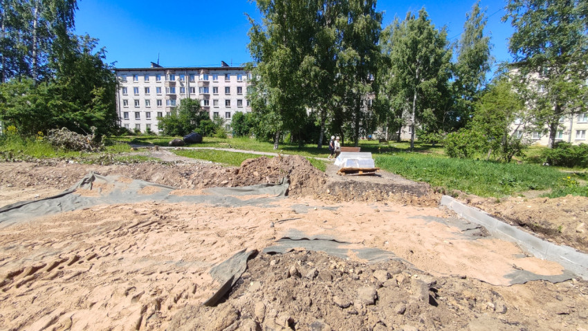Ремонт двора жилого комплекса в солнечную погоду