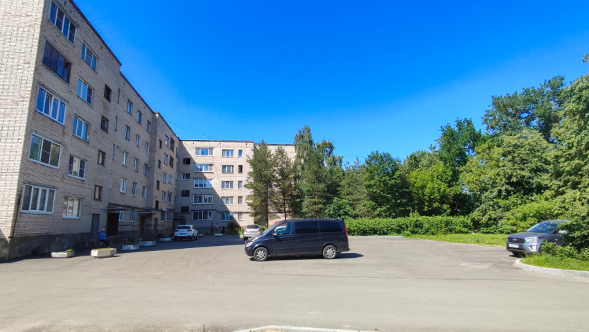 Пейзаж двора жилого дома в солнечный день в России