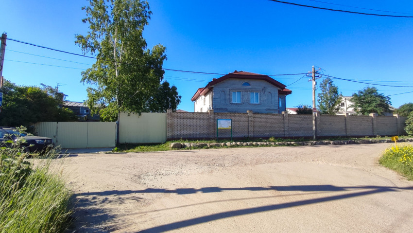 Дом у дороги под ярким солнечным небом