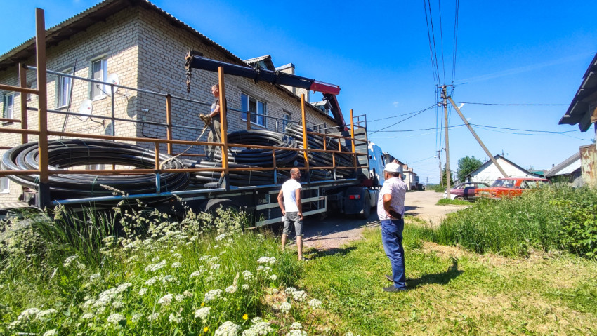 Разгрузка пластиковых труб с помощью манипулятора