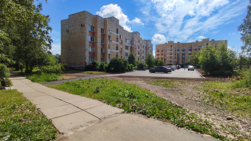 Новый асфальтированный паркинг во дворе жилого дома