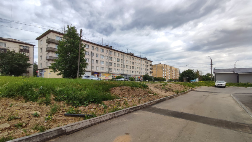 Жилые дома и облачное небо в городе на окраине