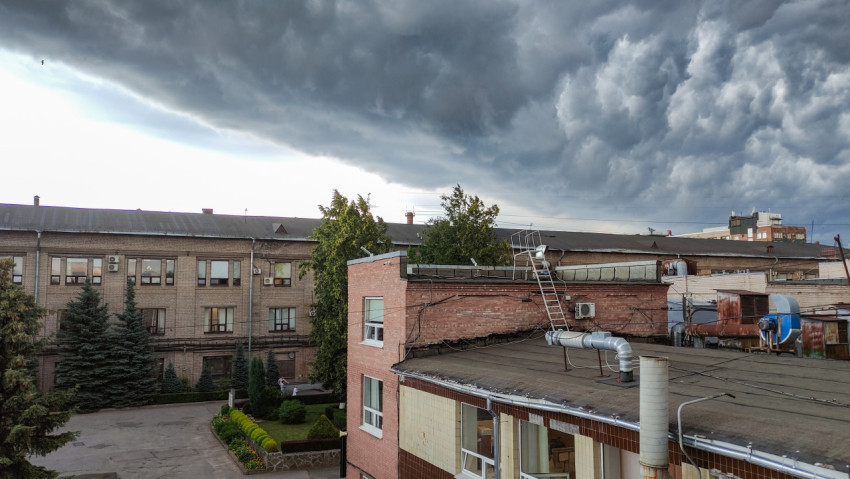 Над городом нависли грозовые тучи перед бурей