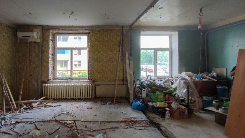 Ремонт в комнате с двумя окнами и строительным мусором