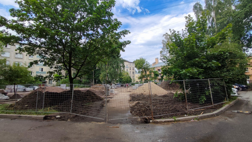 Ограждённая территория для благоустройства во дворе