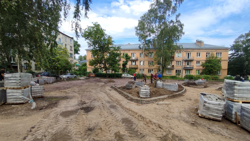 Работы по улучшению двора в жилом районе