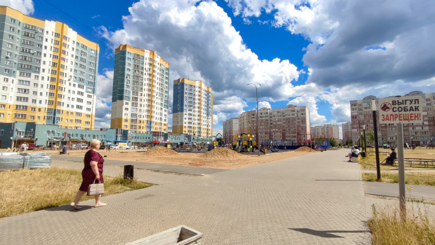 Песчаные горы на территории двора новостройки в процессе благоустройства