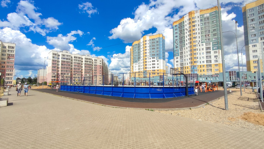 Спортивная площадка в жилом районе, активно используемая местными жителями