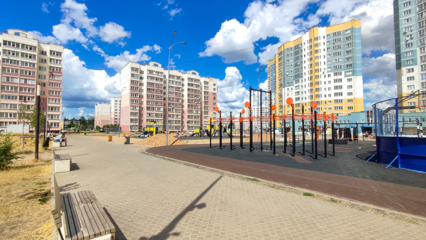 Спортивная площадка в жилом районе с комплексом уличных тренажёров