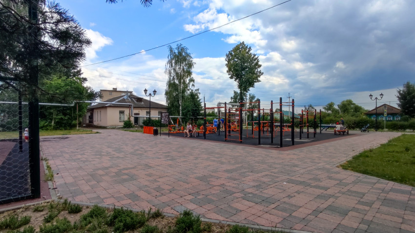 Спортивная площадка в деревне для активных занятий на свежем воздухе