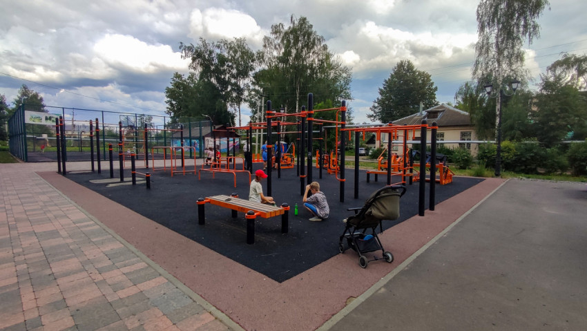 Спортивная площадка в деревне, на которой играют дети