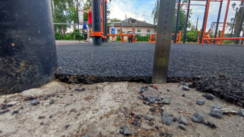 Измерение толщины резины на поврежденной спортивной площадке