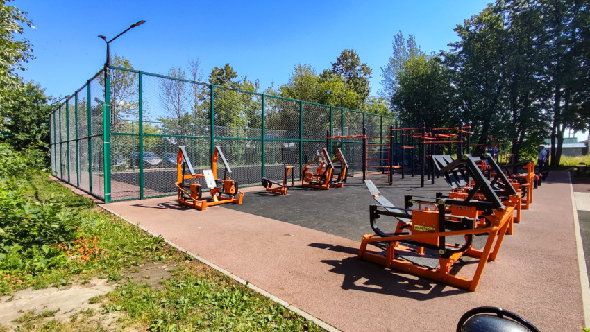 Спортивная площадка с тренажерами в солнечную погоду