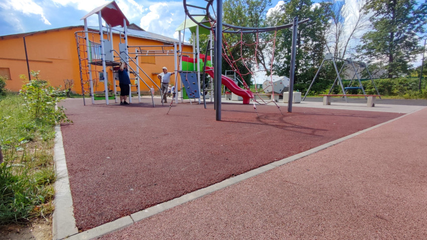 Резиновое покрытие на детской площадке в солнечный день