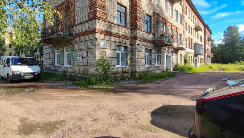 Территория дома с запущенным состоянием во дворе