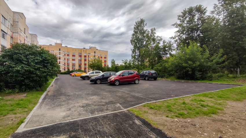 Новый асфальтированный паркинг во дворе многоквартирного дома