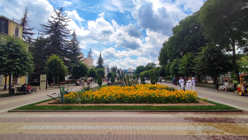 Цветущая клумба на Курортном бульваре в Кисловодске