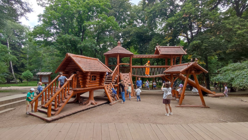 Детская площадка в парке Кисловодска полна активности