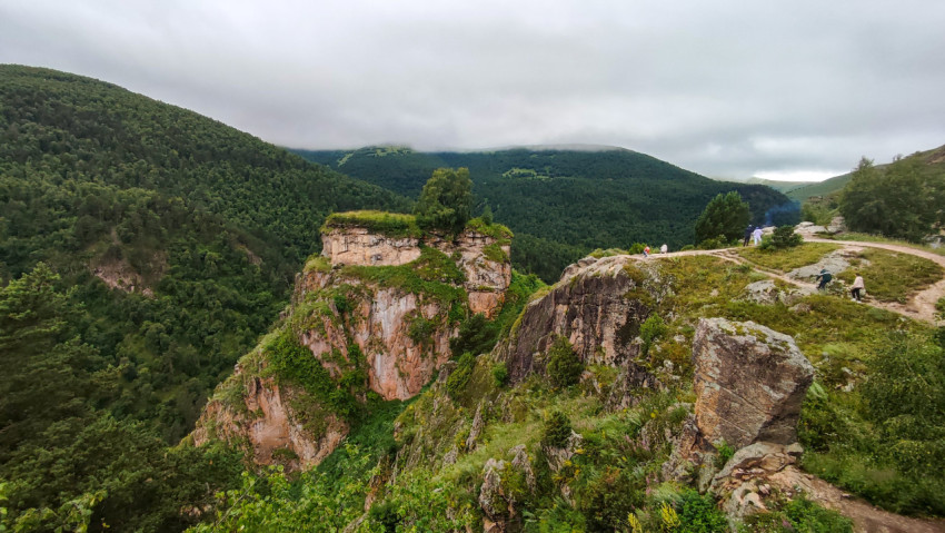 Прекрасный вид на горные склоны и зелень в облачный день