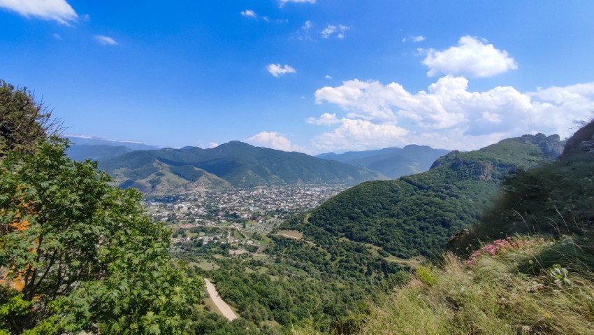 Село имени Коста Хетагурова в Карачаево-Черкесии на фоне гор
