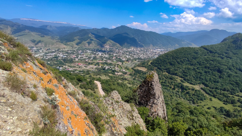 Красивая панорама села имени Коста Хетагурова в Карачаево-Черкесии