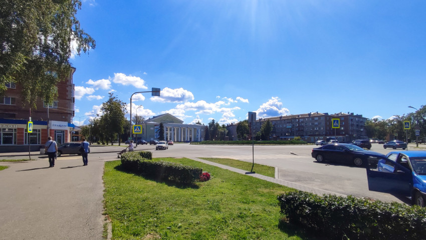 Площадь Победы в Пскове в солнечный день