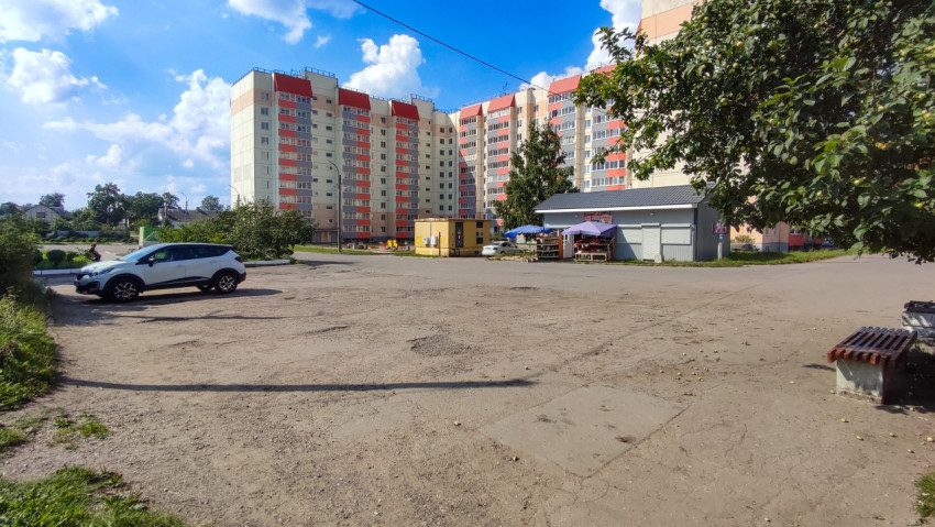 Парковка рядом с многоквартирным домом