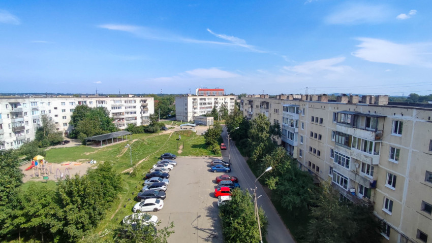Вид с высоты на жилой район с парковкой и детской площадкой