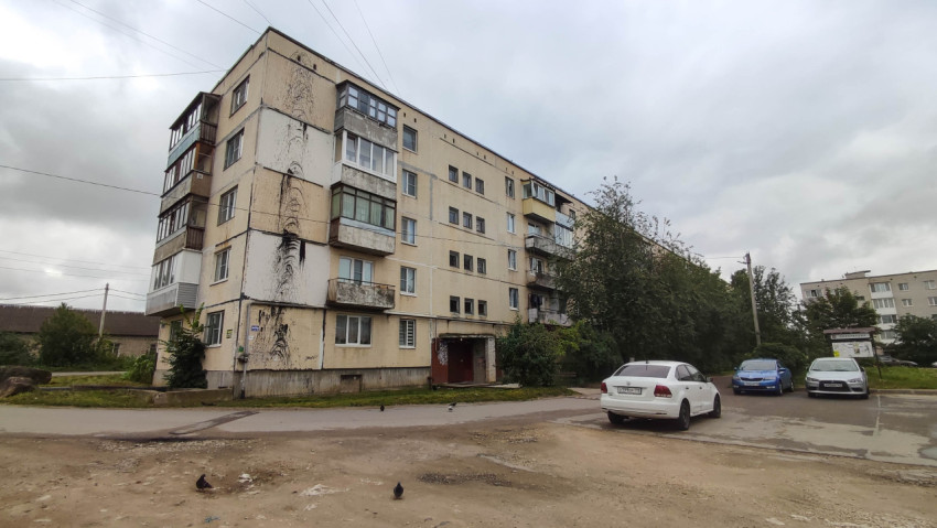 Советский многоквартирный дом с парковкой во дворе