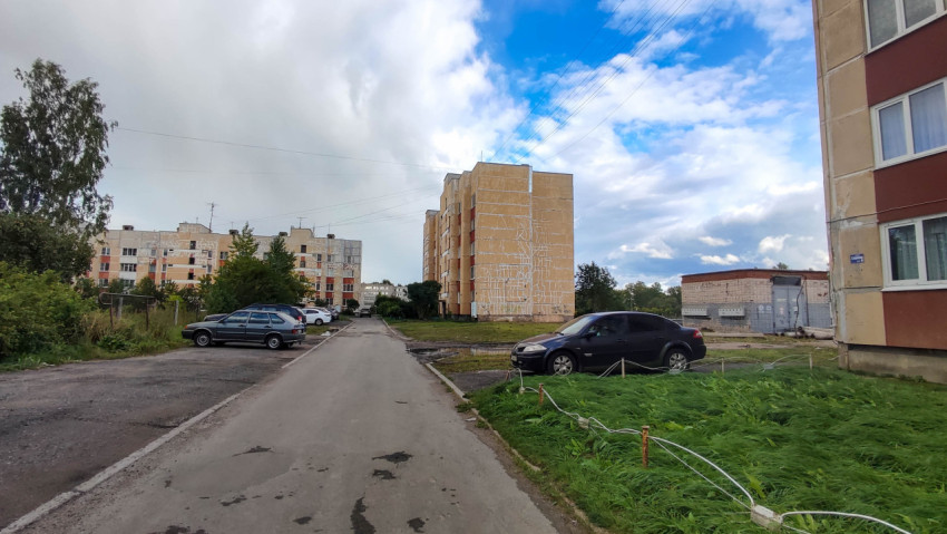 Советский жилой район с панельными домами и парковкой
