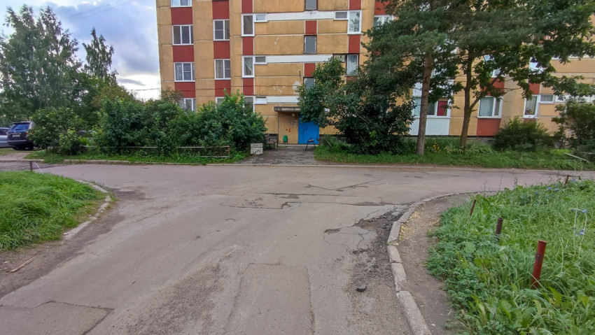 Вход в подъезд многоквартирного дома в спальном районе