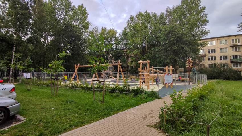 Новое строительство детской площадки с деревянными игровыми элементами