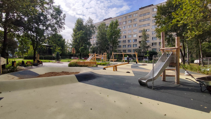 Игровая площадка с элементами из дерева в процессе благоустройства