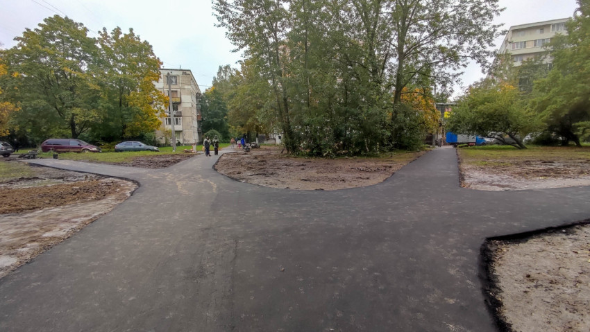 Перекрёсток асфальтированных дорожек в парковой зоне