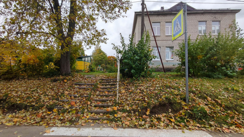 Осенний городской двор с лестницей, жилым домом и пешеходным переходом