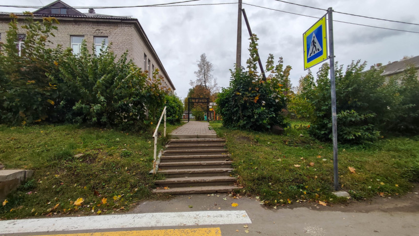Городской двор с лестницей, пешеходным переходом и металлическими воротами
