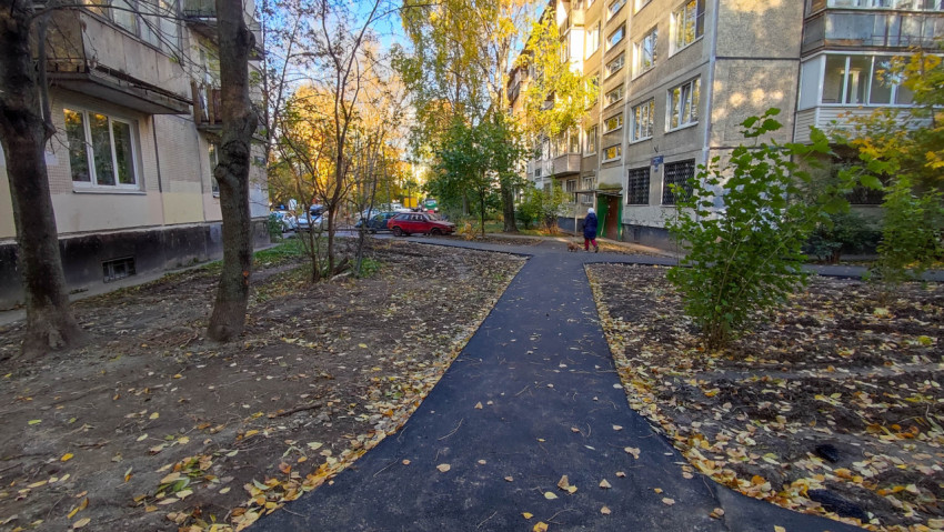 Обновлённая пешеходная дорожка во дворе многоквартирного дома