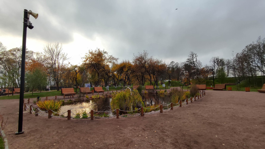 Осенний пейзаж с прудом и скамейками в парке «Остров фортов» в Кронштадте