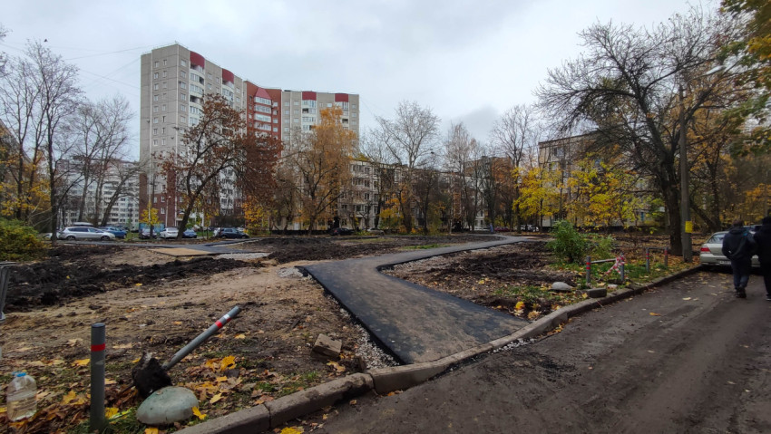 Укладка асфальтового покрытия на пешеходные дорожки в жилом дворе