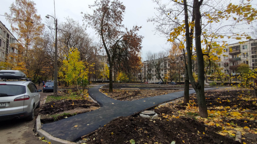 Новые асфальтированные пешеходные дорожки в жилом дворе