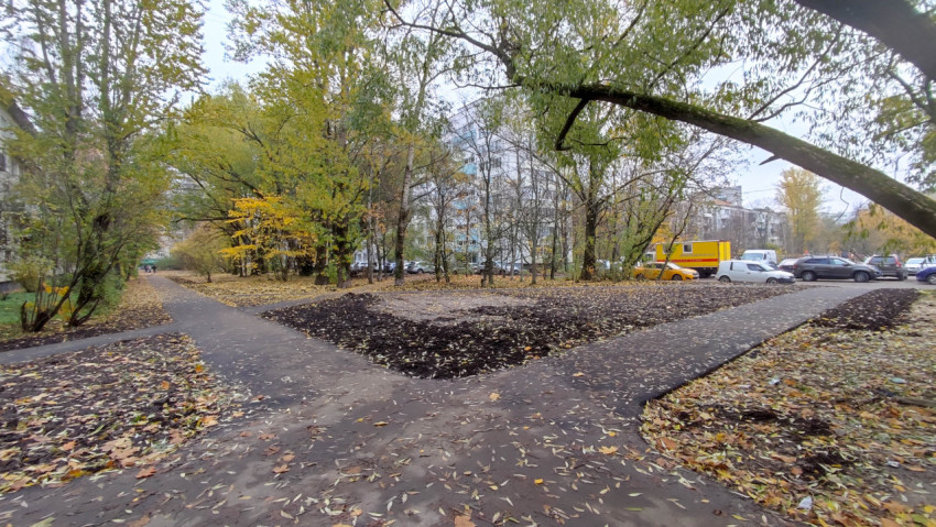 Новые пешеходные дорожки во дворе с подготовленной зоной для озеленения