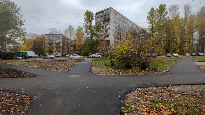 Новые асфальтовые дорожки во дворе жилого дома после благоустройства