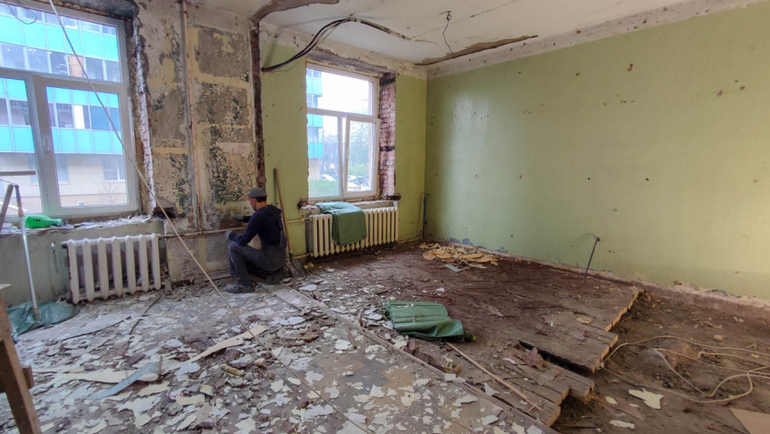 Демонтаж штукатурки и напольного покрытия в комнате