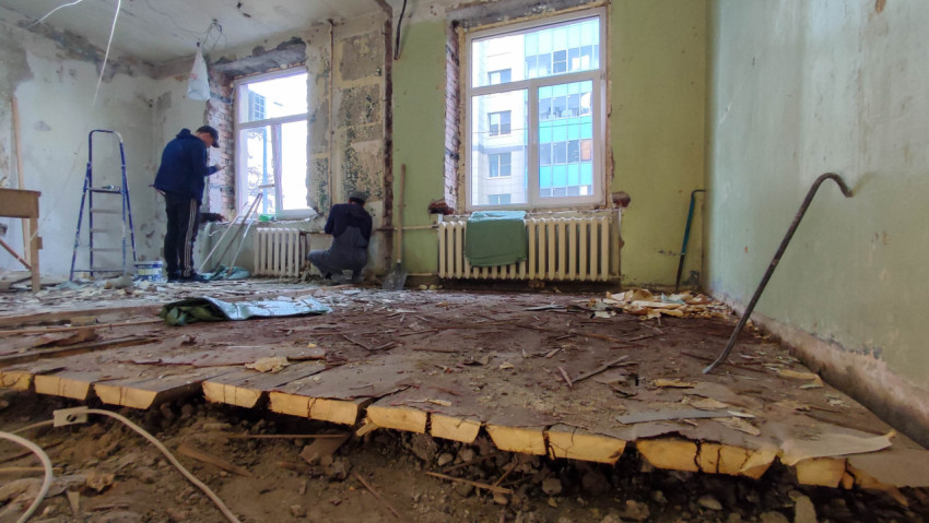 Разборка деревянного пола и демонтаж штукатурки в комнате
