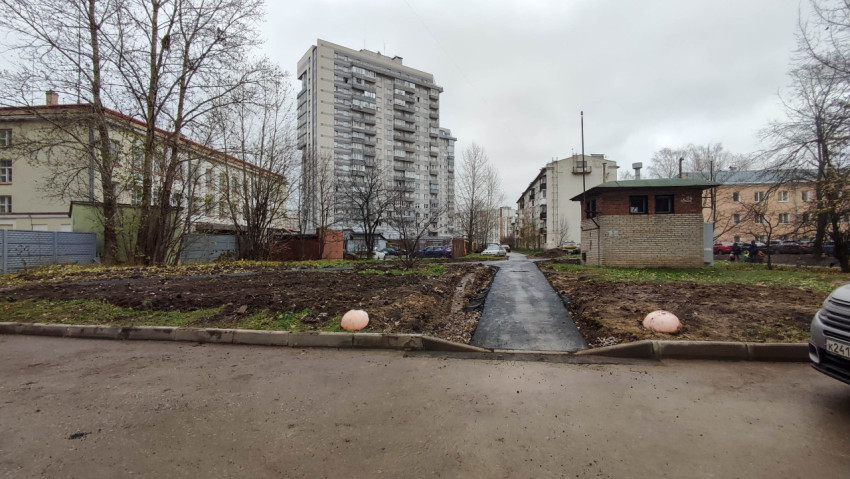 Асфальтированная пешеходная дорожка в жилом районе после благоустройства