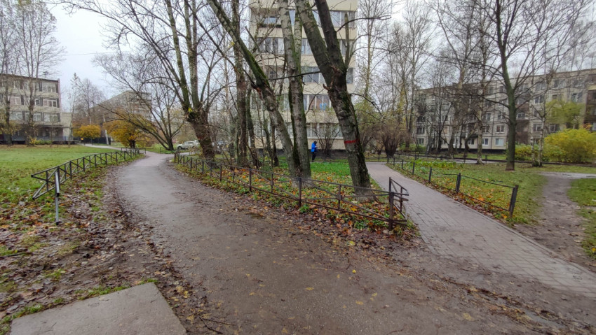 Пешеходные дорожки с металлическими ограждениями во дворе