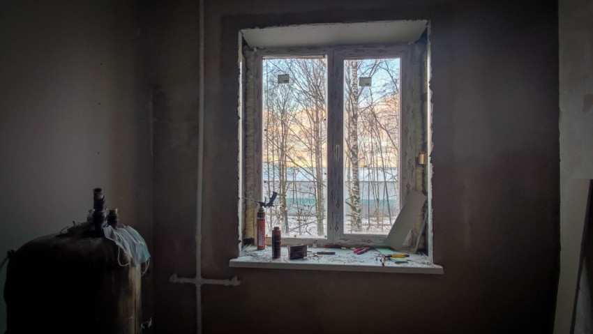 Установка пластикового окна в процессе ремонта комнаты