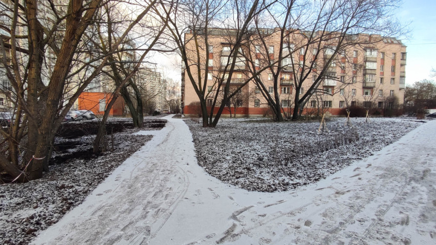 Зимняя пешеходная дорожка во дворе жилого дома после благоустройства