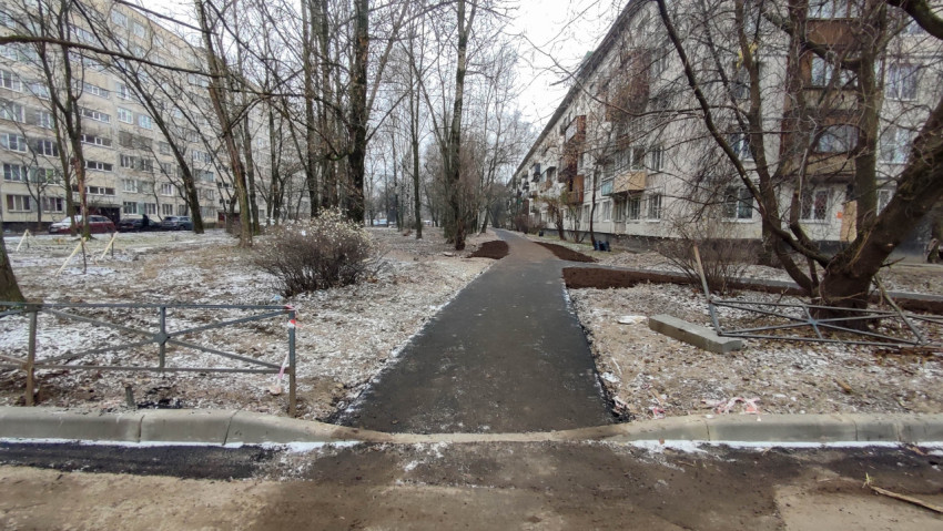 Пешеходная дорожка во дворе жилого дома зимой