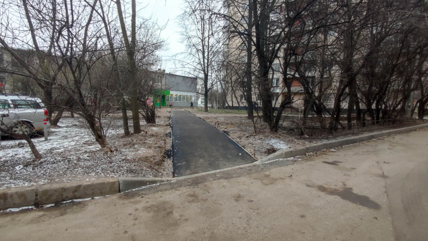 Новый асфальтированный тротуар с примыканием к дороге во дворе